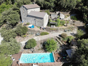 Maison de Charme avec piscine et Jacuzzi au dessus de la rivière